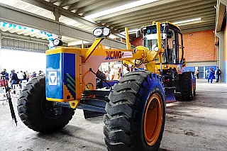 Suzano recebe nova máquina motoniveladora