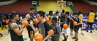 Mogi Basquete entrega bolas para crianças de projetos sociais