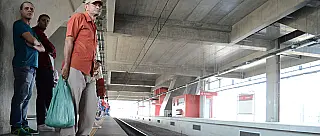 Passageiros reclamam de longos intervalos nos trens
