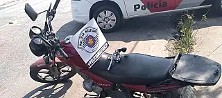 PM prende dois suspeitos por roubo a moto e por porte ilegal de arma