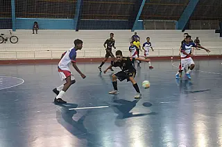 Prefeitura organiza eventos de natação e futsal no final de semana