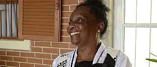Suzanense de 75 anos desfila há 40 anos na Escola de Samba 'Vai -Vai'