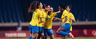 Seleção feminina de futebol bate a Zâmbia e pega o Canadá nas quartas