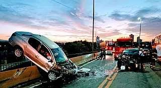 Acidente de carro deixa dois feridos no Viaduto Ryu Mizuno
