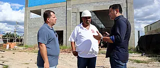 Ashiuchi vistoria obras da Central de Triagem e da UBS do Monte Cristo