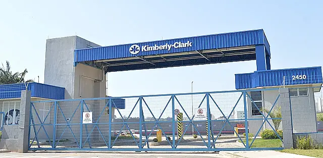 Justiça condena Kimberly-Clark após funcionário receber certificado de ‘Escravo CLT’