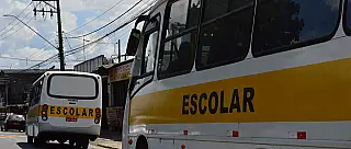 Motoristas de vans escolares celebram retorno de aulas