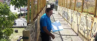 Passarela da Vila Perracine é parcialmente interditada em Poá