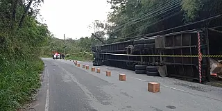Carreta tomba e motorista morre em estrada de Mogi