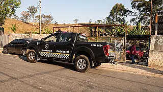 GCM e PM interditam estabelecimentos sem licença de funcionamento em Ferraz