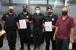 Ashiuchi homenageia GCMs que salvaram bebê