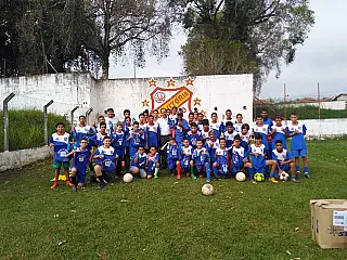 90 alunos de escolinha de futebol do Jardim Vitória recebem novos uniformes