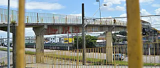 Pedestres cobram manutenção e segurança em passarela de Suzano