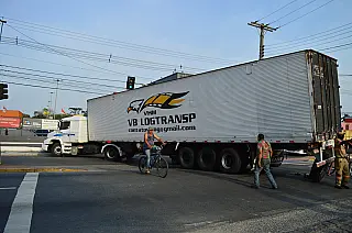 Caminhão quebra e interdita Av. João Batista Fitipaldi