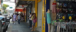 Proposta prevê comércio aberto até as 23h para compras de Natal