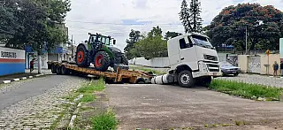 Caminhão prancha cai em galeria do Parque Maria Helena