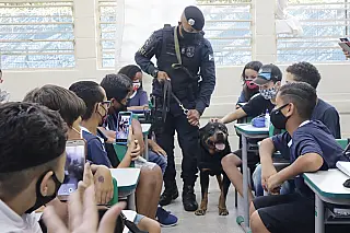 Aluno que sonha integrar a GCM recebe visita especial de agentes