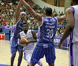Em jogo difícil, Mogi vence Bauru e tem boa vantagem no playoff