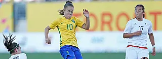 Mulheres relatam histórias de preconceito ao jogarem futebol nas ruas