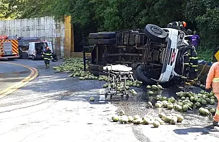 Caminhão tomba na Mogi-Bertioga; rodovia está interditada no sentido Mogi