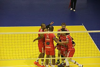 Em jogo emocionante, Suzano Vôlei vence em Chapecó e assume liderança da Superliga B
