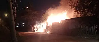 Incêndio atinge duas residências na Estrada do Areião em Suzano