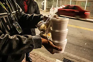 Prefeitura de Ferraz entrega sopas para pessoas em situação de rua