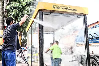Ferraz realiza higienização dos pontos de ônibus