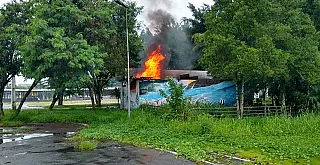 Incêndio atinge banheiro e parte do palco da Praça dos Eventos em Poá