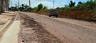 Moradores na Estrada do Areião reclamam da demora na conclusão de obra de manutenção