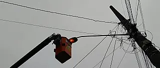 Pontos de iluminação pública recebem manutenção em Poá