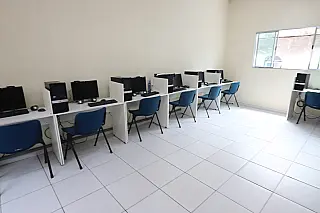 Ashiuchi prestigia inauguração de sala de informática na Aamae
