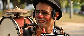 Mogi recebe espetáculo 'Cavaco e sua Pulga Adestrada' inspirado nos antigos grupos de teatro Mambembe
