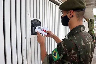 Panfletagem busca arrecadar agasalhos para campanha