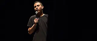 Humorista suzanense inicia carreira no stand-up e cria grupo 'Bateu a Nave'