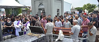 Sob aplausos, corpo de coordenadora escolar é enterrado