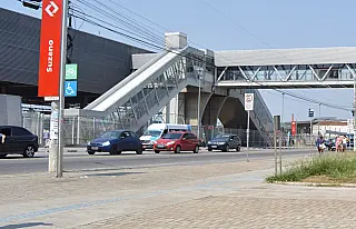 Motoristas de aplicativo realizam carreata por espaço de embarque e desembarque