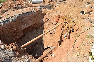 Pista afunda e se transforma em cratera após ruptura no subsolo na Vila Urupês