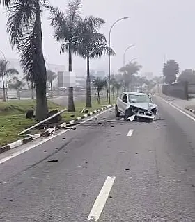 Carro furtado bate contra dois postes e é abandonado na Marginal do Una, em Suzano