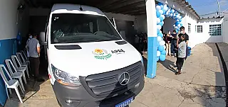 Apae de Suzano recebe doação de veículo
