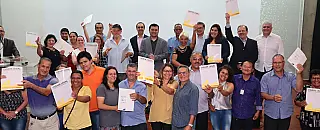 Moradores da Vila Monte Sion recebem títulos de regularização fundiária