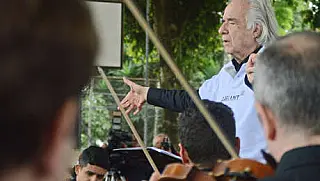 Live com o maestro João Carlos Martins comemora aniversário do projeto ‘A Música Venceu’ em escola de Suzano