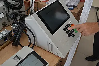 Fora do país, 50 urnas apresentam defeito e são substituídas
