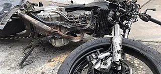 Motociclista morre após colidir com carro no Jardim Nova Itaquá; automóvel cai em córrego