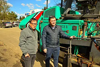 Prefeito Ashiuchi vistoria obras de revitalização na Rua Dibe Tanus