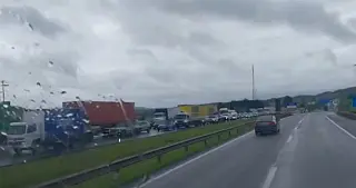 Caminhão tomba na Ayrton Senna, em Guararema