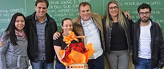 Professora é homenageada por trabalho e dedicação aos estudantes