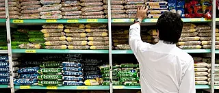 Inflação oficial sobe em fevereiro puxada por alimentação e educação