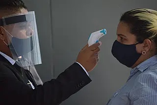 Medição de temperatura na entrada dos comércios segue sendo obrigatória