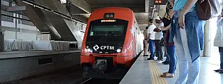 Homem cai da plataforma da estação Suzano